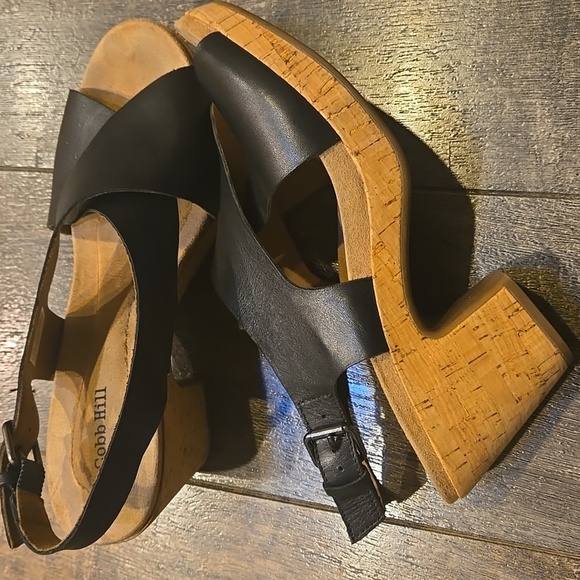 Cobb Hill Black Sandals with Wooden Heel - Picture 4 of 10